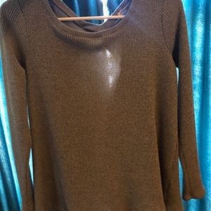 Very pretty, open back long sleeve top